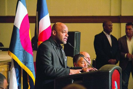 漢科克(左)在丹佛市議會呼吁保護(hù)移民。