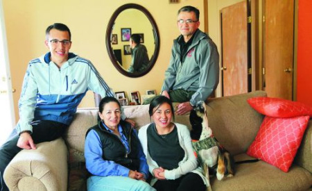 阿曼多·帕斯(后右 )和家人在一起。網(wǎng)絡(luò)圖