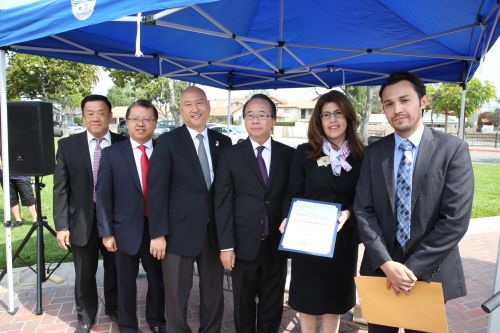 聯(lián)邦眾議員趙美心的代表(右)向蒙市市府贈送了紀念狀。(美國《僑報》/邱晨 攝)