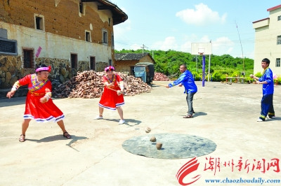 身穿畬族服飾的村民在練習(xí)打陀螺。