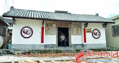 藍(lán)氏宗祠篤慶堂墻上印著鳳凰圖騰，是畬族特有的文化標(biāo)識(shí)。