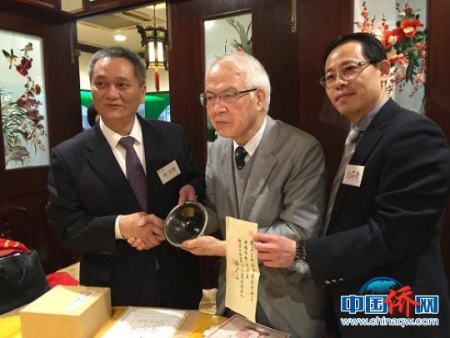 福清黃檗文化促進(jìn)會(huì)會(huì)長(zhǎng)林文清（左）贈(zèng)送黑釉盞給日中協(xié)會(huì)理事長(zhǎng)白西紳一郎（中）。鄭松波 攝