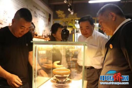 德川家廣（中）參觀陳乃文（左）制作的建盞。鄭松波 攝