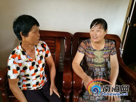 圖為馮益華跟二嫂聊天。南海網(wǎng)記者 高鵬攝