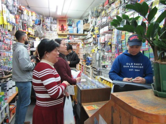 31日開獎的勁球獎頭獎獎金累積到3.02億美元，有不少抱著發(fā)財夢的華人民眾紛紛前往購買試手氣。(美國《世界日報》/顏嘉瑩 攝)