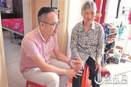 母親體弱多病，李軍將她接到身邊照顧。