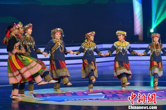 臺灣少數(shù)民族表演排灣族歌曲《牽舞傳唱》?！蚊?攝