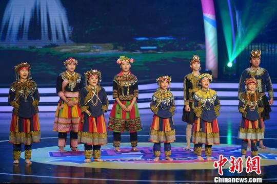 臺灣少數(shù)民族表演排灣族歌曲《牽舞傳唱》?！蚊?攝