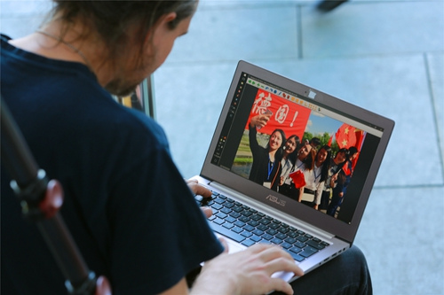 德國攝影記者利用總理歡迎儀式開始前的空擋搶發(fā)照片。(《歐洲時報》德國版/胡旭東 攝)