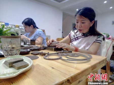 作為成都銀花絲非遺傳承人，道安在自己制作之余，也對(duì)學(xué)員進(jìn)行教學(xué)?！⊥貔i 攝