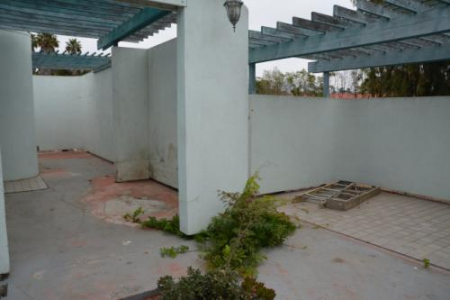 先前門庭若市的韓偉東中醫(yī)診所已經荒廢一年有余。(美國《世界日報》記者高梓原／攝影)