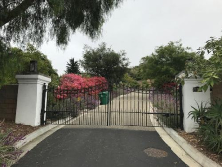 韓偉東豪宅大門緊鎖，如今已由法院指定信托公司管理。(美國《世界日報》記者高梓原／攝影)