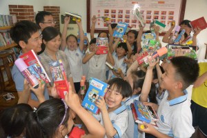 　?、?5月31日，在“六一”兒童節(jié)到來之際，船寮鎮(zhèn)黨員干部看望慰問鎮(zhèn)屬小學留守兒童，向孩子們表達了節(jié)日的祝福，并向他們贈送了文具、圖書作為節(jié)日禮物。張晶晶 楊蓓蓓