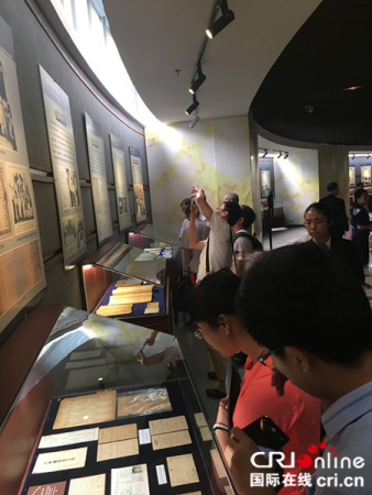 觀眾進入展廳觀看自信觀看展覽。