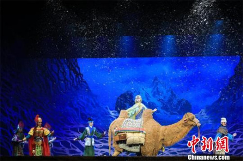 川北大木偶《絲路駝鈴》出使西域。　王爵 攝