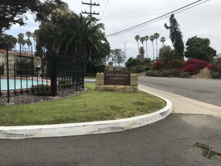 韓偉東一家合葬在圣塔芭芭拉海邊的墓園。(美國《世界日報》／高梓原 攝)