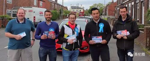 右二為黃精明。（《歐洲時報》英國版微信公眾號 圖片來源：受訪者供圖）