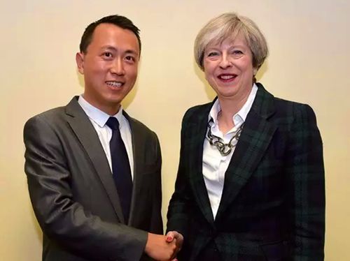 何易與英國首相特雷莎·梅合影。（《歐洲時報》英國版微信公眾號 圖片來源：受訪者供圖）