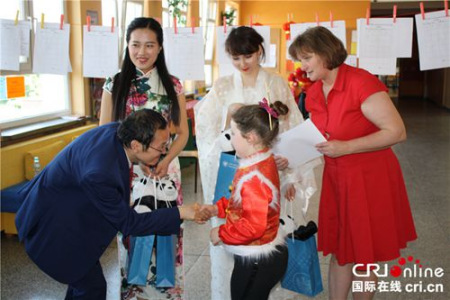 中方院長(zhǎng)王虎向獲獎(jiǎng)小選手表示祝賀