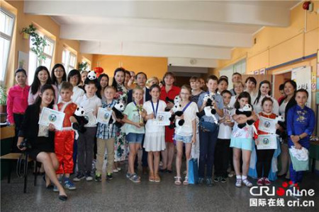 和獲獎(jiǎng)選手合影留念