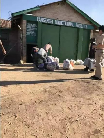 前往監(jiān)獄探視的僑胞帶來了大量物資(僑胞供圖)