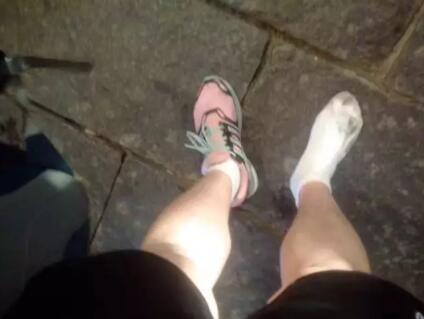 倉(cāng)皇奔逃中，小周也遺落了一只粉色球鞋。（法國(guó)《歐洲時(shí)報(bào)》意大利版微信公眾號(hào)/小周 攝）