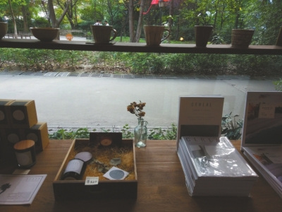 書店窗外綠意盎然，室內(nèi)雅致清新