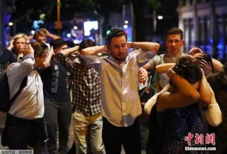 橋上及周邊區(qū)域的民眾舉手排隊接受警方的檢查