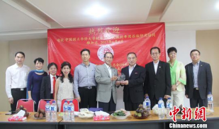 6月4日下午，華僑大學(xué)校長(zhǎng)賈益民率團(tuán)訪問印尼，與該校印尼雅加達(dá)校友們交流歡聚，傳遞學(xué)校的好消息。林永傳 攝