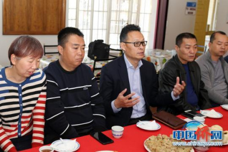 全非洲中國(guó)和平統(tǒng)一促進(jìn)會(huì)會(huì)長(zhǎng)李新鑄(中)代表華人社區(qū)慰問(wèn)康寧安老院?！∷畏綘N 攝