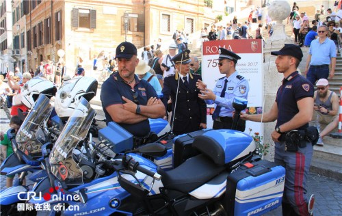 中意警務(wù)人員相互交流。