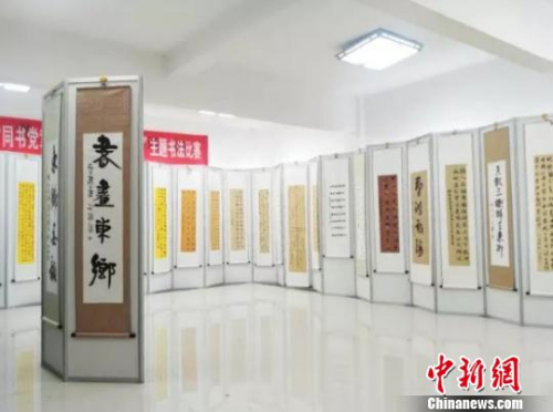 浙江常山書(shū)法特色村迎來(lái)“洋學(xué)生” 潑墨揮毫感受中國(guó)文化。常山宣傳部提供