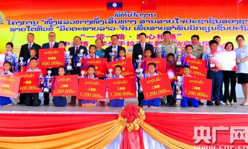 參會嘉賓與獎獲小朋友合影留念