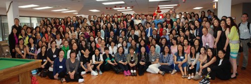  當?shù)貢r間6月3日,美國中西部華文教育研討會在芝加哥舉行。出席會議的中國總領(lǐng)事洪磊、副總領(lǐng)事余鵬等與出席會議的代表們合影。（美國《芝加哥華語論壇》/張大衛(wèi) 攝）