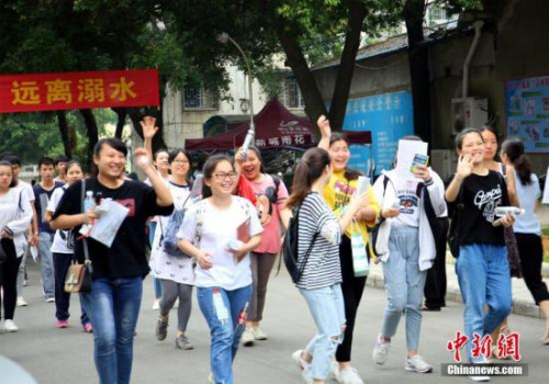 6月7日，學(xué)生們準(zhǔn)備參加高考。 朱柳融 攝