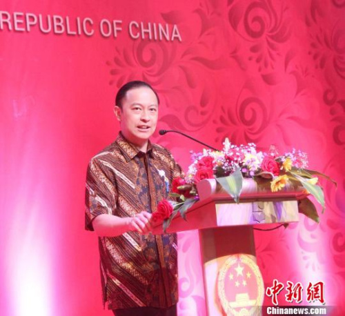 圖為印尼投資委員會主席托馬斯出席招待會并致辭?！×钟纻?攝