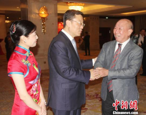 圖為謝鋒夫婦與印尼宗教與文化交流協(xié)會會長麥培滿(右)親切交談。林永傳 攝