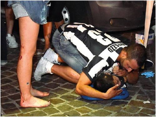 6月3日“歐冠夜”都靈踩踏事故現(xiàn)場，F(xiàn)ederico為華人小男孩Kevin進(jìn)行現(xiàn)場救護(hù)。（法國《歐洲時(shí)報(bào)》意大利版微信公眾號(hào)援引《晚郵報(bào)》網(wǎng)站）