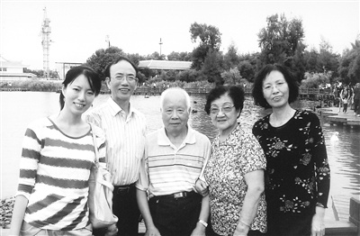 其樂融融的一家。