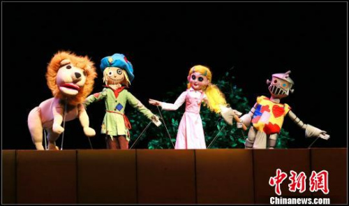 成都市非物質(zhì)文化遺產(chǎn)保護(hù)中心Q版木偶童話劇《綠野仙蹤》劇照 中國兒童藝術(shù)劇院供圖