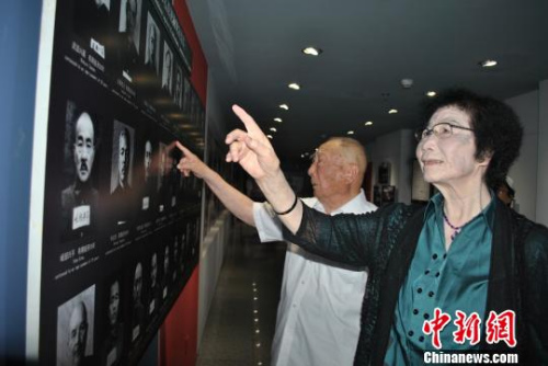 6月8日，遼寧各界在沈陽審判日本戰(zhàn)犯法庭舊址陳列館舉行紀念活動。圖為當(dāng)年的親歷者們講述審判日本戰(zhàn)犯經(jīng)歷?！〈蘅?攝