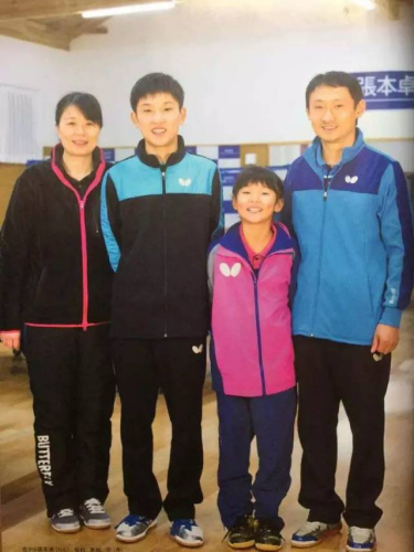  張凌一家四口。（日本《東方新報(bào)》微信公眾號(hào)/張凌供圖）