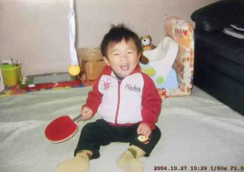 幼兒時(shí)的張本智和。（日本《東方新報(bào)》微信公眾號(hào)/張凌供圖）