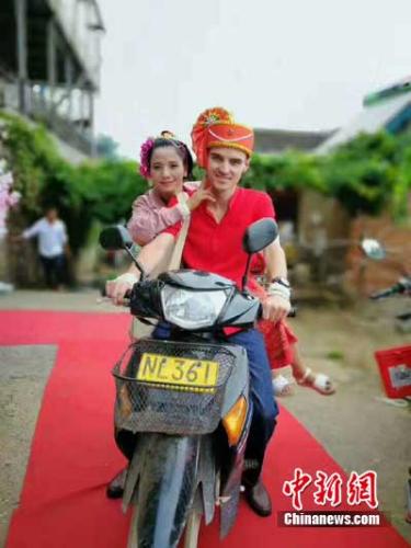 圖為新郎新娘。 鐘欣 攝