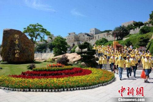 圖為民俗踩街活動。　張金川 攝