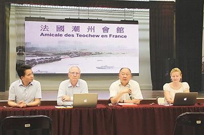 右二為陳文雄。（《人民日?qǐng)?bào)海外版》/李永群 攝）