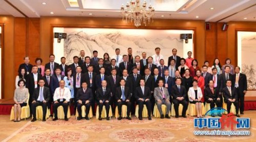 圖為與會(huì)人員合影留念。 任東 攝