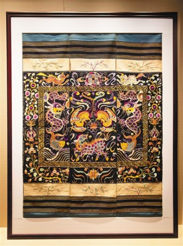 黎族魚躍龍騰雙鳳朝陽圖三聯(lián)幅龍被。