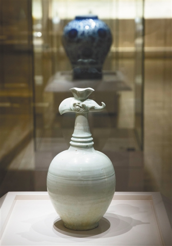 青白釉花口鳳首壺。