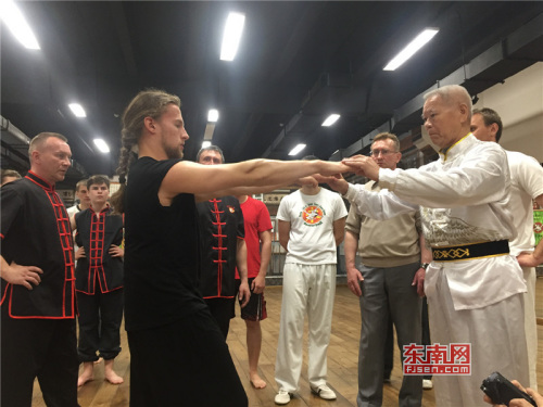 　翁公祠武術館館長潘成廟現場指導俄羅斯學員動作要領。